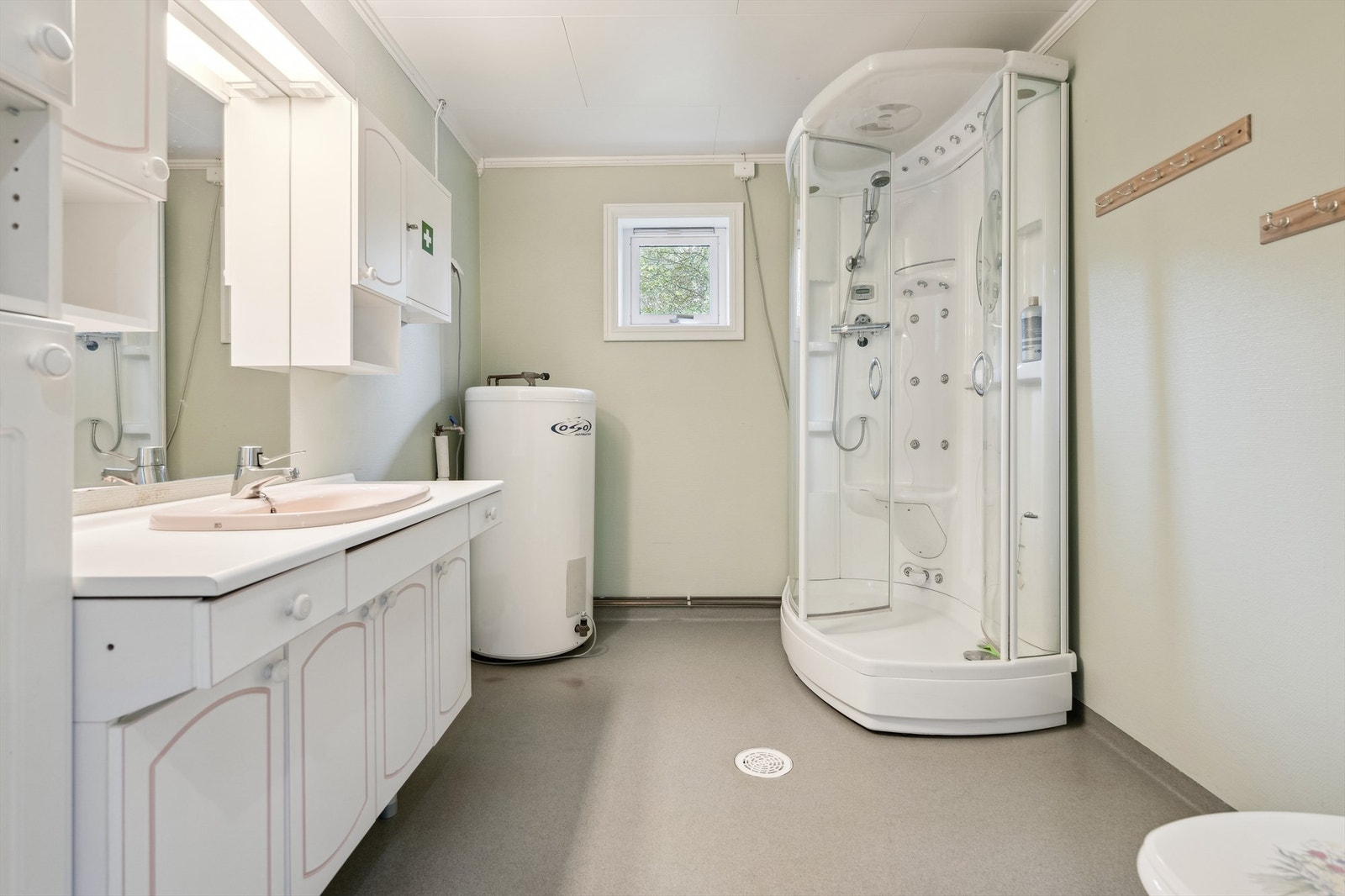 Bad med varmekabler i gulvet og dusjkabinett. Galleribilde