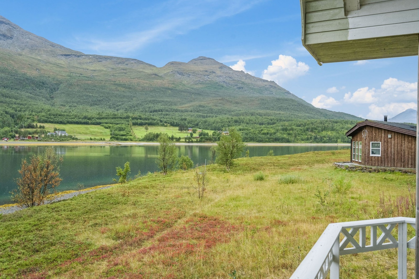Hytta ligger like ved sjøkanten. Galleribilde