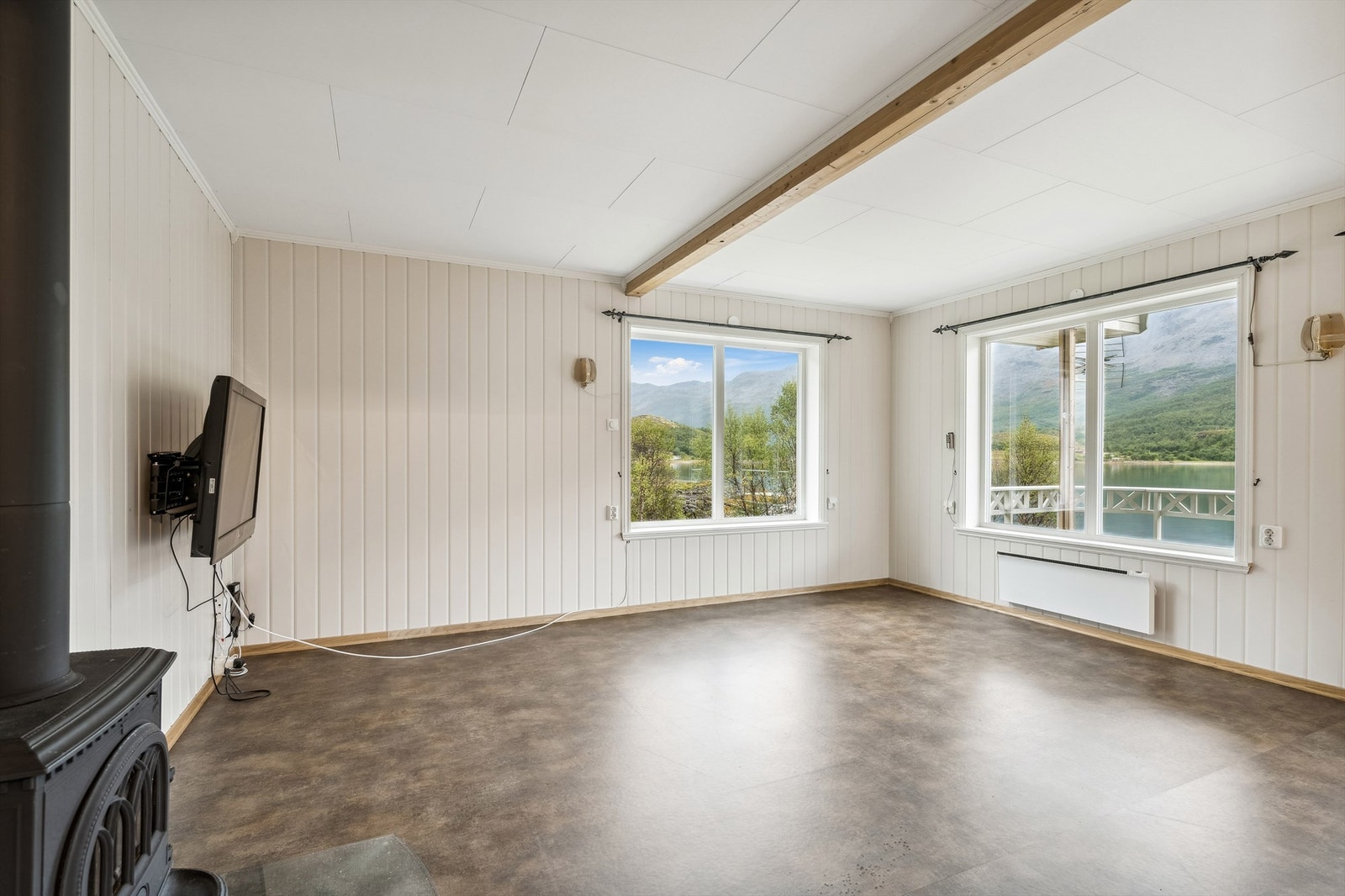 Lys stue med store vindusflater. Galleribilde