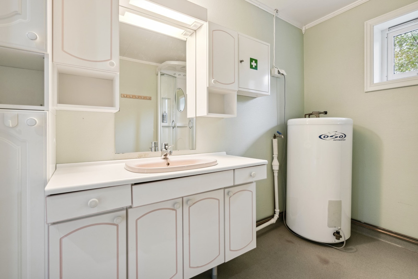 Også baderomsinnredningen rommer oppbevaringsplass. Galleribilde