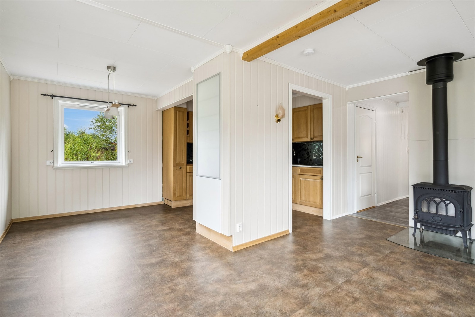 Delvis åpen løsning med god plass til spisegruppe ved kjøkkenet. Galleribilde