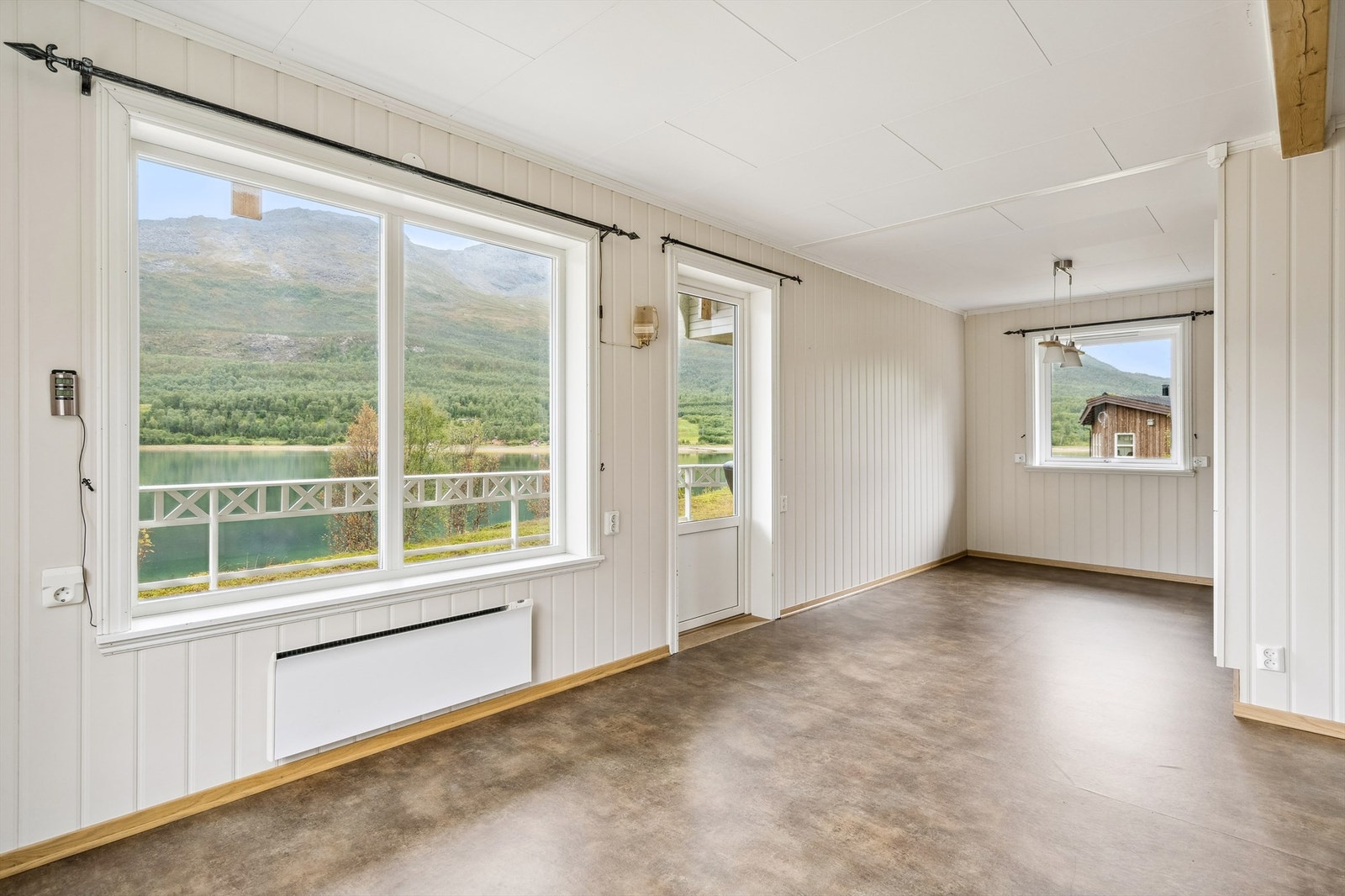 Utgang til overbygd veranda med trapp til terreng. Galleribilde