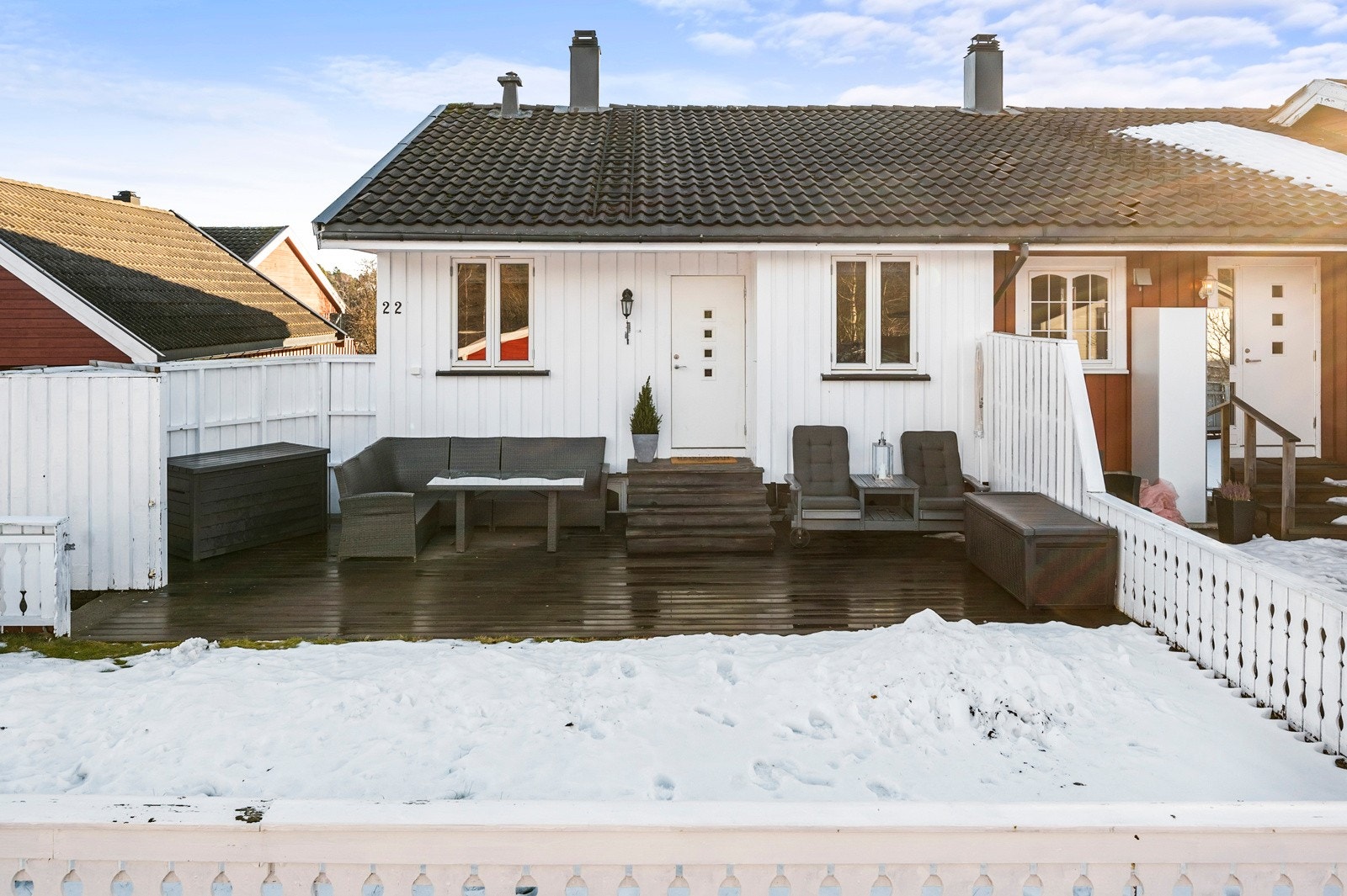 På fremsiden av boligen er det en fin terrasse med kveldssol, samt en hageflekk Galleribilde