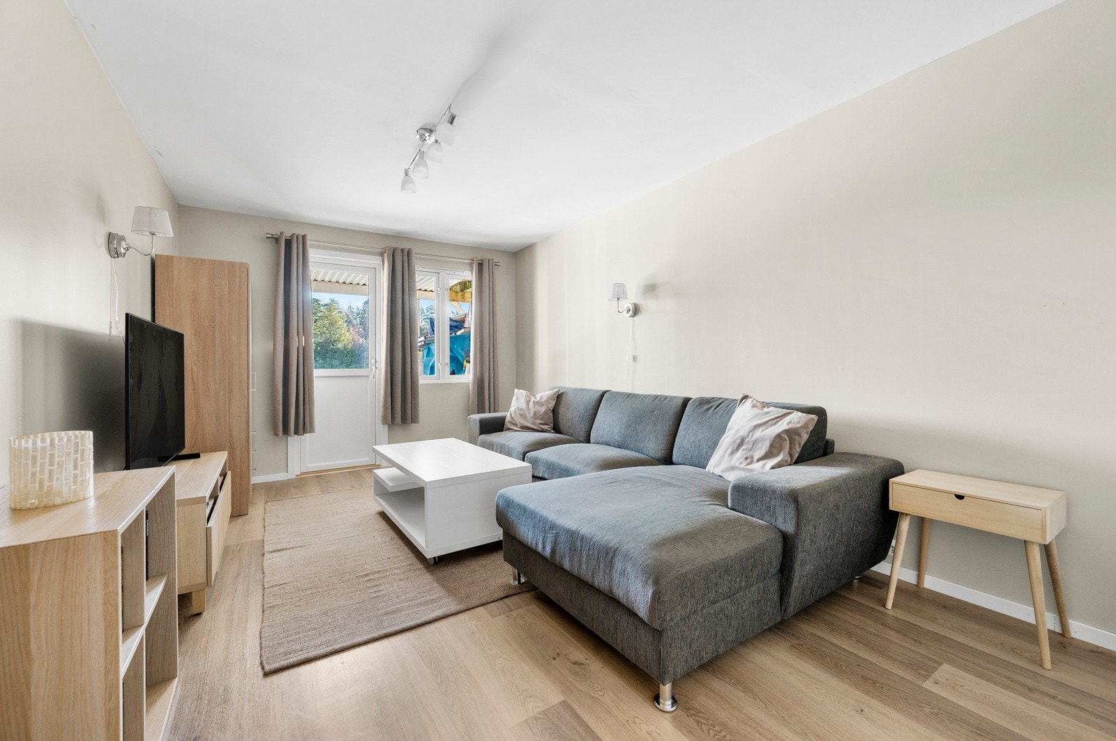 Soverom to i underetasjen. Et stort og hyggelig rom med god plass til både seng og sofa Galleribilde
