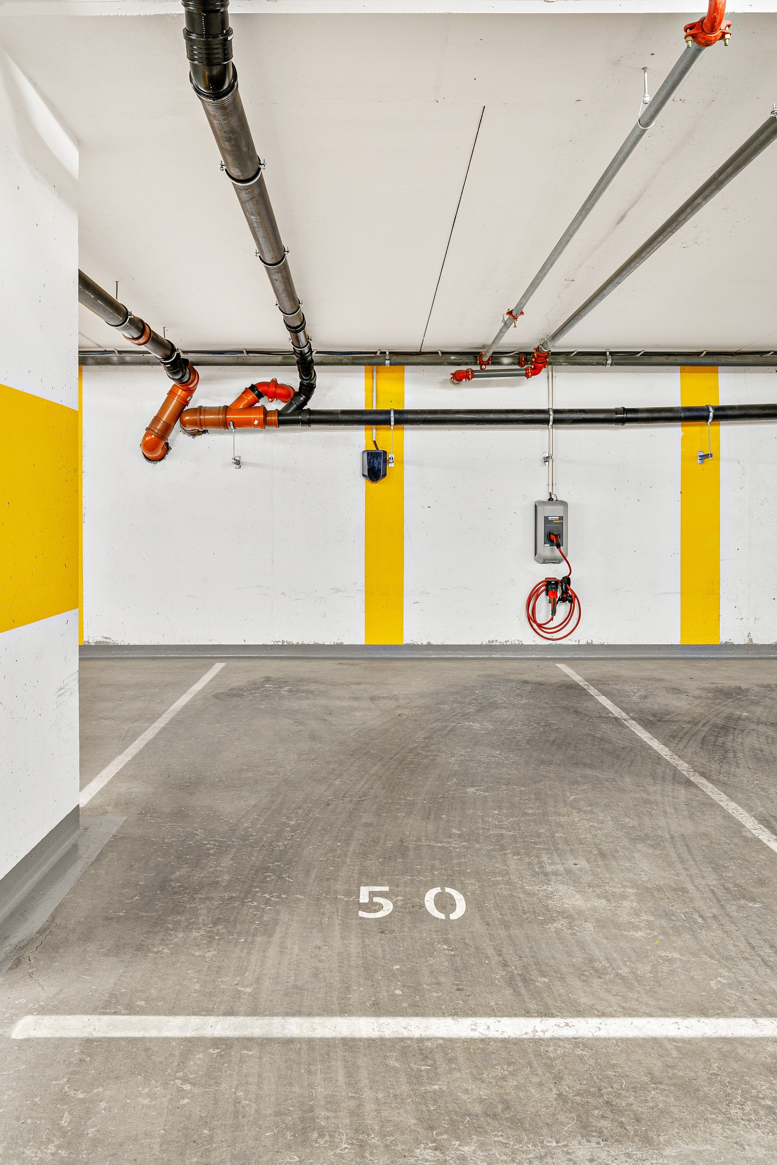 Plass nr. 1 med elbilader Galleribilde