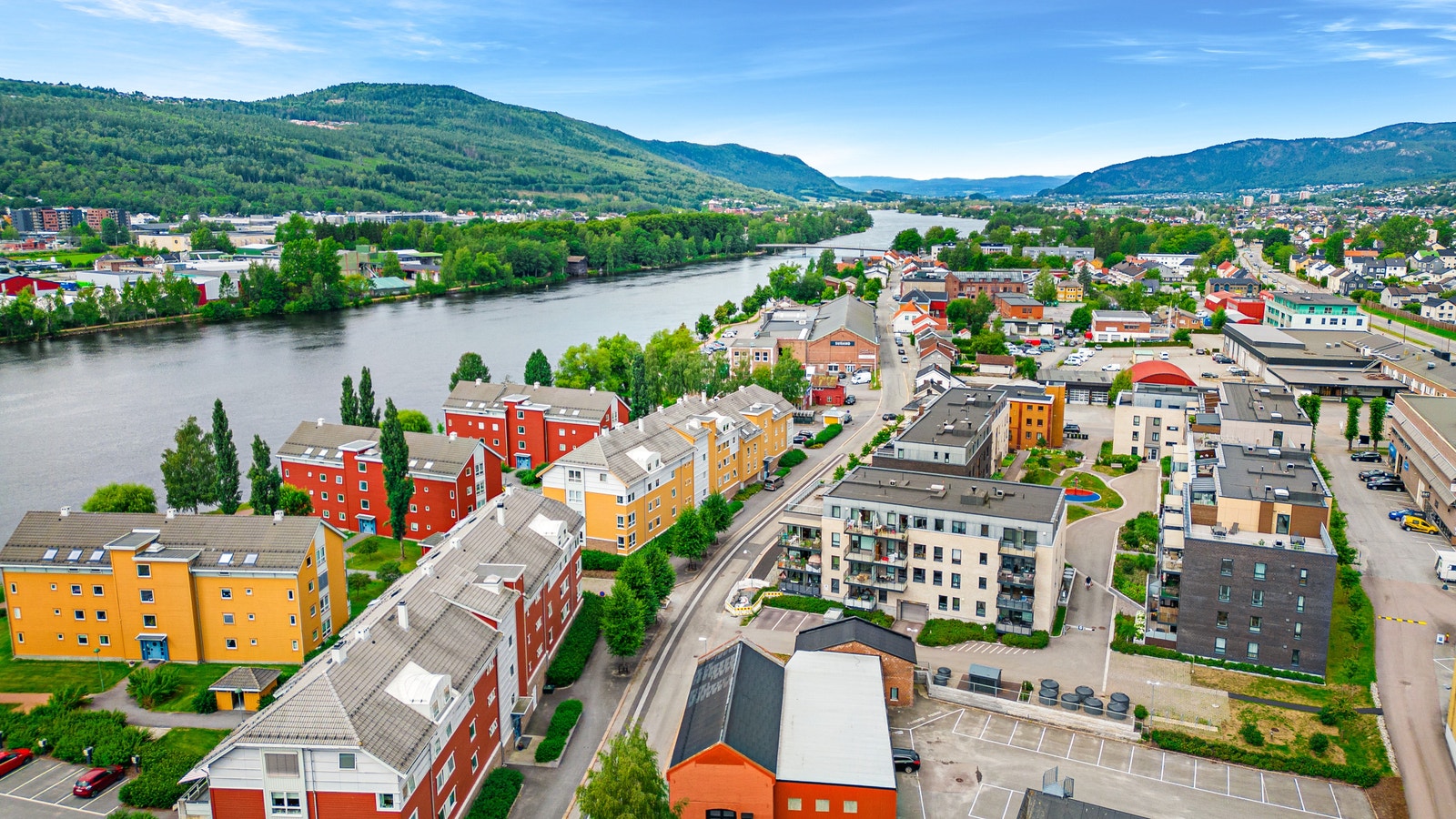 Drammenselven nordover mot Gulskogen kjøpesenter og turstier langs elven mot Strømsø og Drammen sentrum. Galleribilde