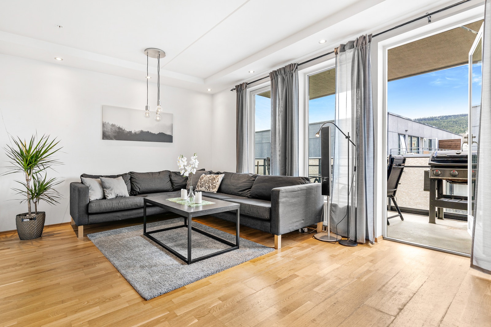 God plass til en sittegruppe og integrgrete spotter i taket Galleribilde