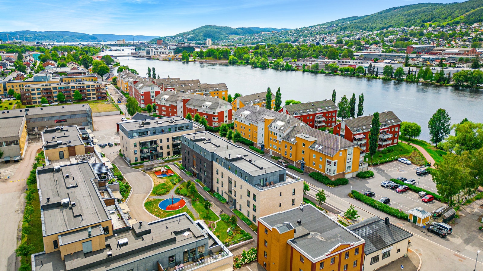 Elvekvartalet mot Drammen sentrum med fantastiske elveprominaden med populære turstier retning Drammen sentrum/landfalløya og Gulskogen. Galleribilde