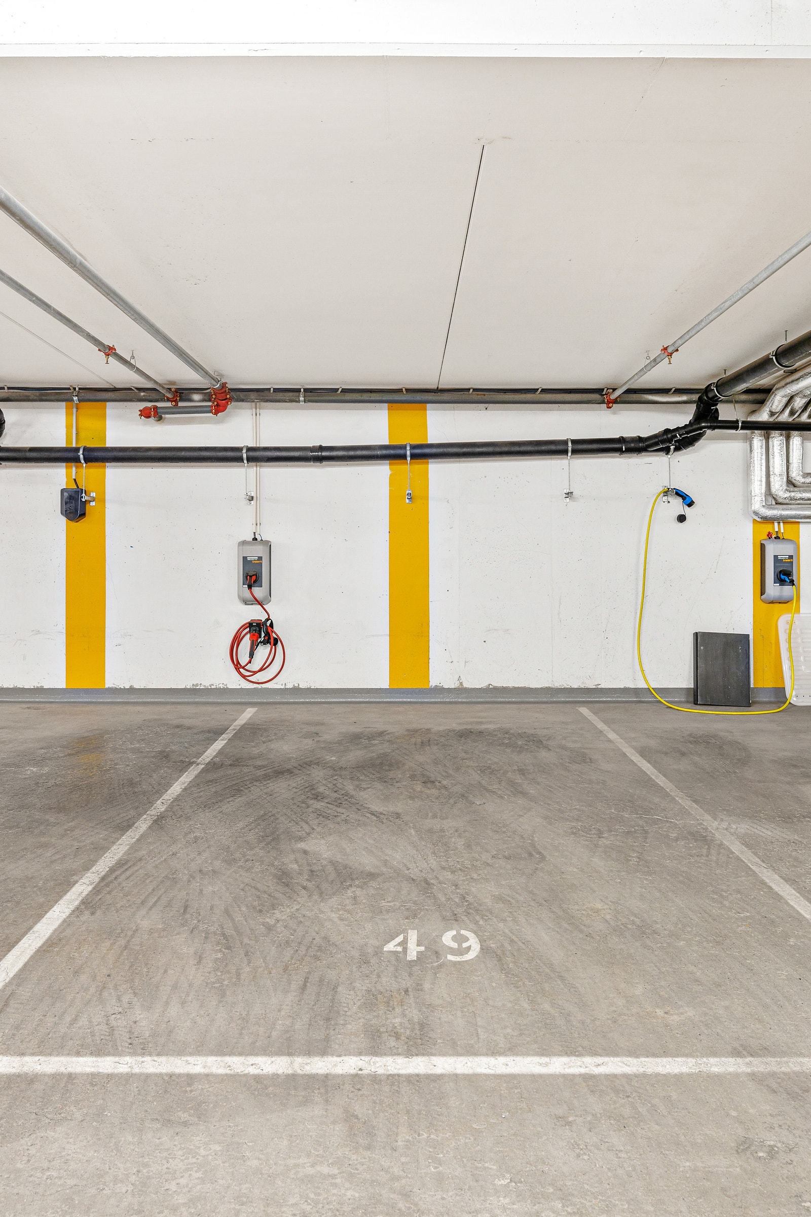 Plass nr. 2 med elbilader Galleribilde