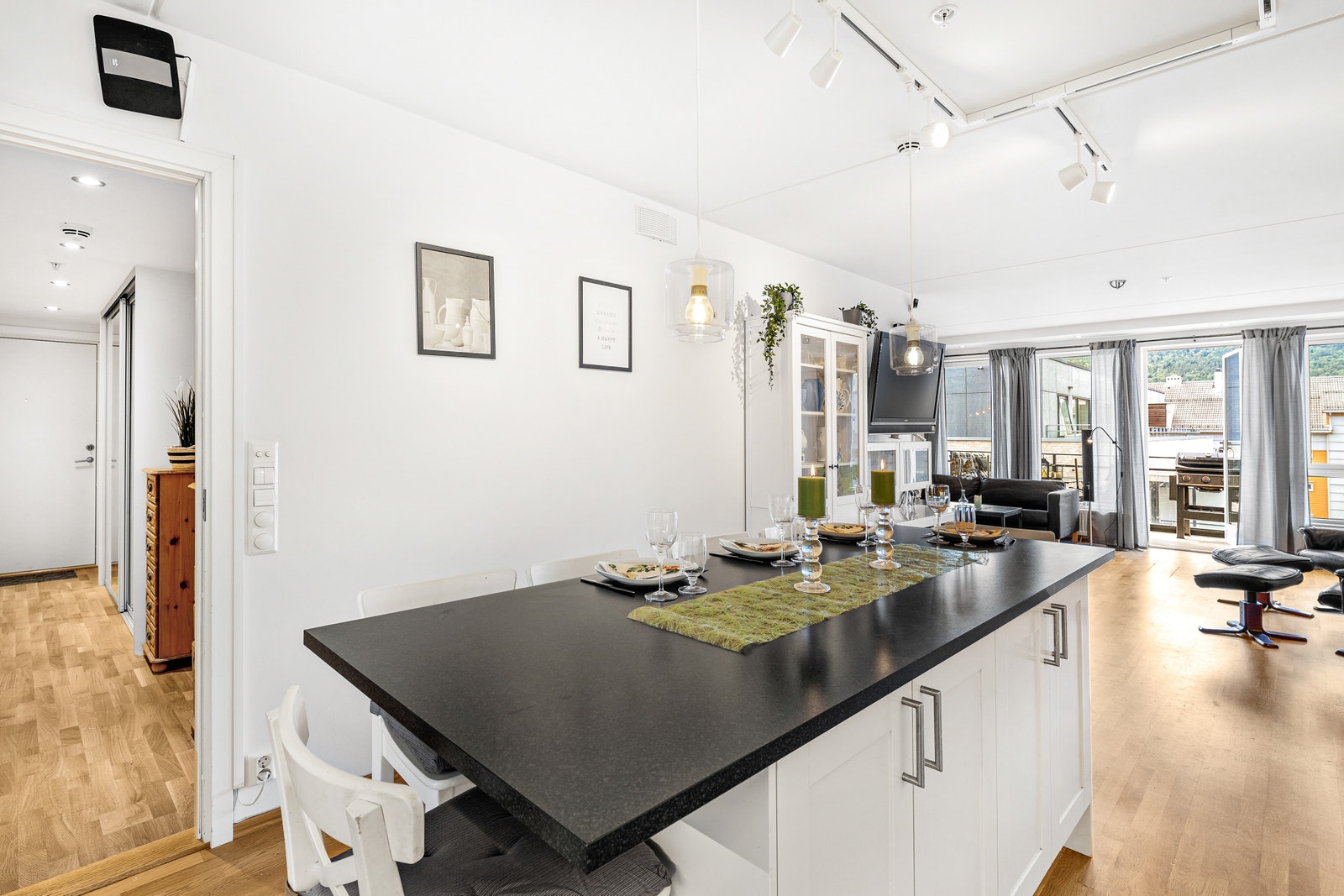 Kjøkken med stuen i bakgrunn, åpen og plasseffektiv løsning Galleribilde