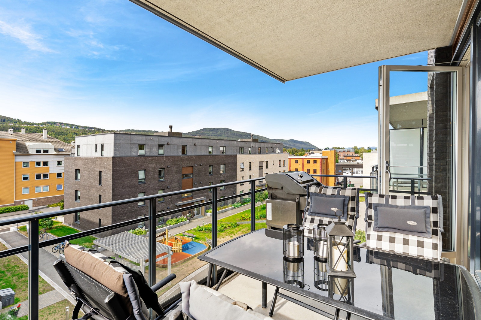 Leiligheten har god utsikt fra overbygd balkong mot artium. Galleribilde