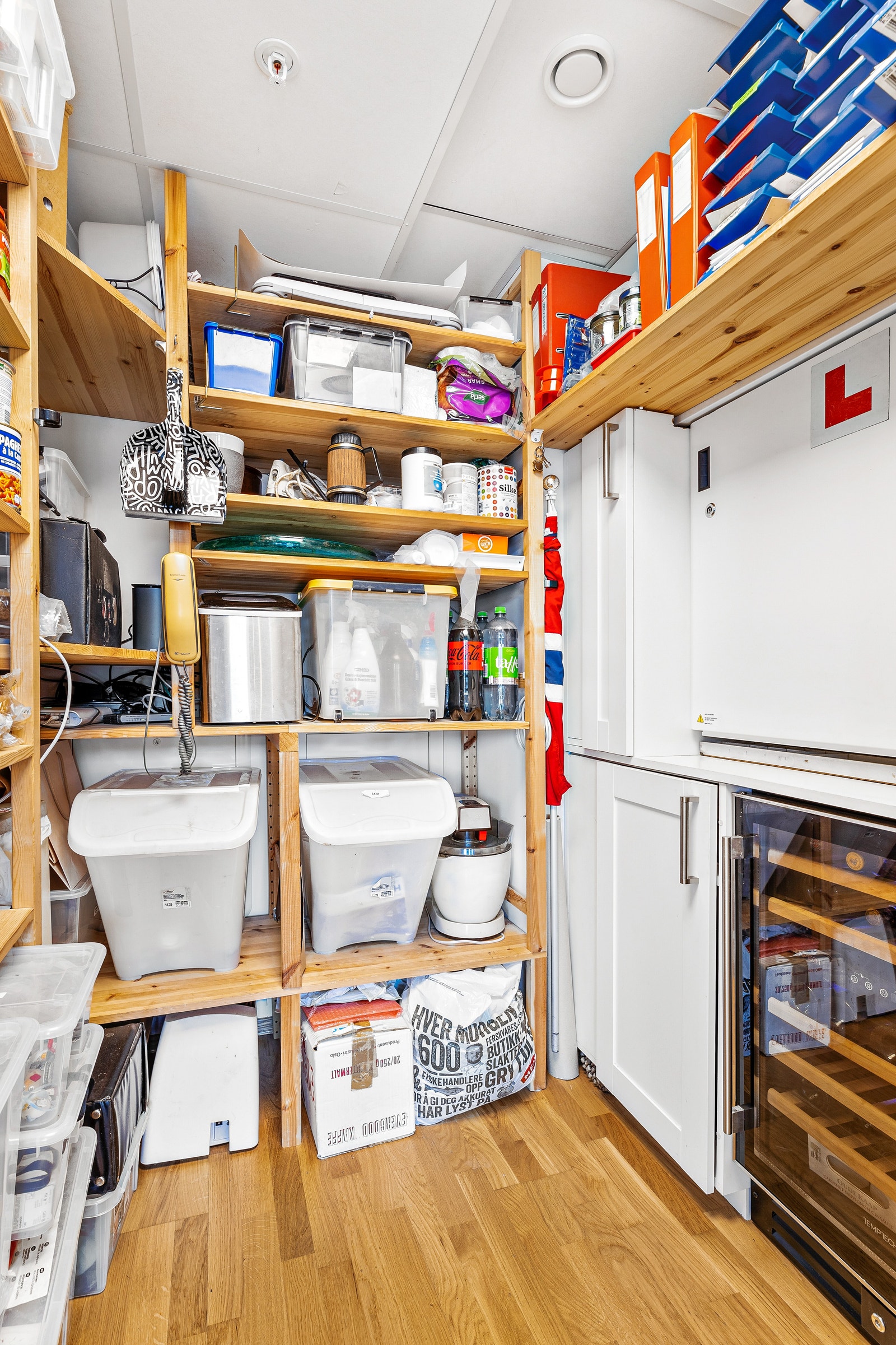 Bod med organiserte praktiske skap og hyller Galleribilde