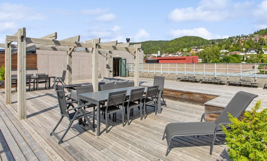 Sittegruppe og solsenger til glede for alle i sameiet med utsikt mot Øren/Underlia Galleribilde