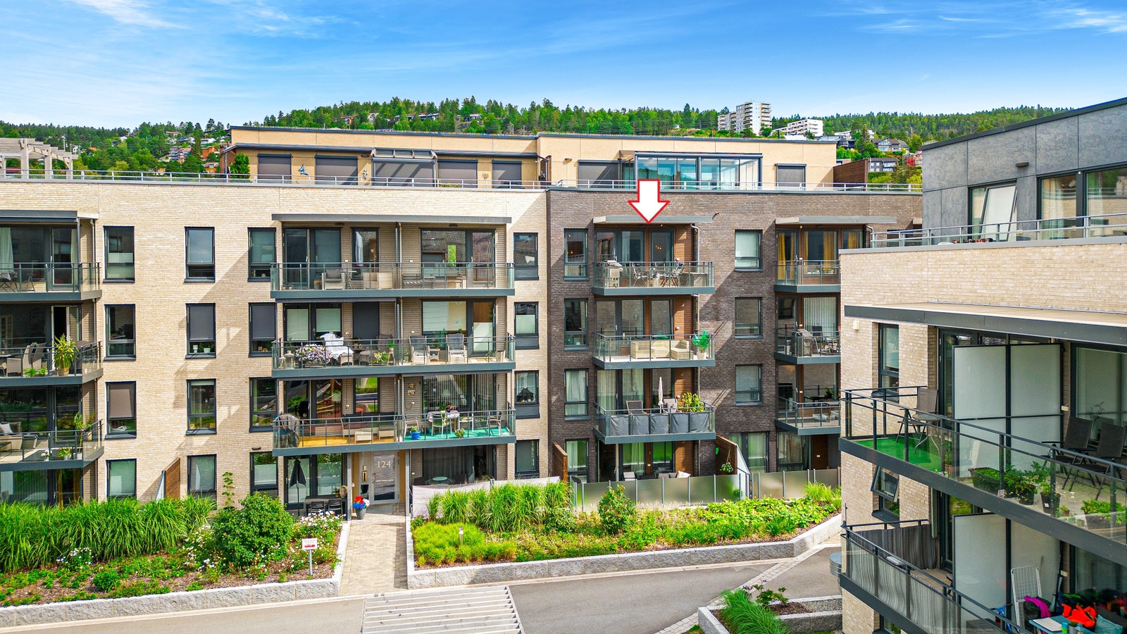 Fasade vest med balkonger med gode solforhold Galleribilde