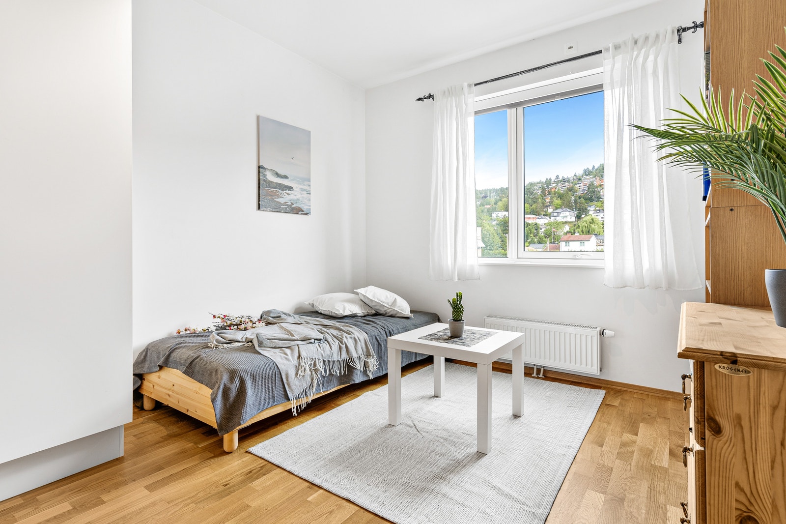 Stort soverom med lyse vegger og garderobeskap. Adkomst via skyvedør fra kjøkken/stue. Galleribilde