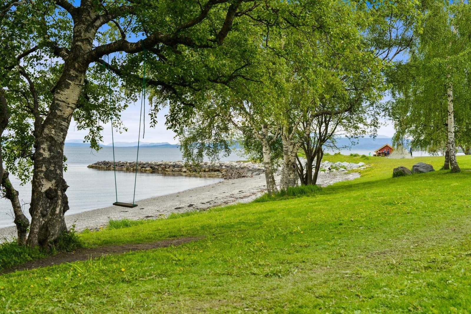 Langs vannkanten på Ranheim finner man en rekke badestrender. Her fra Hansbakkfjæra. Galleribilde