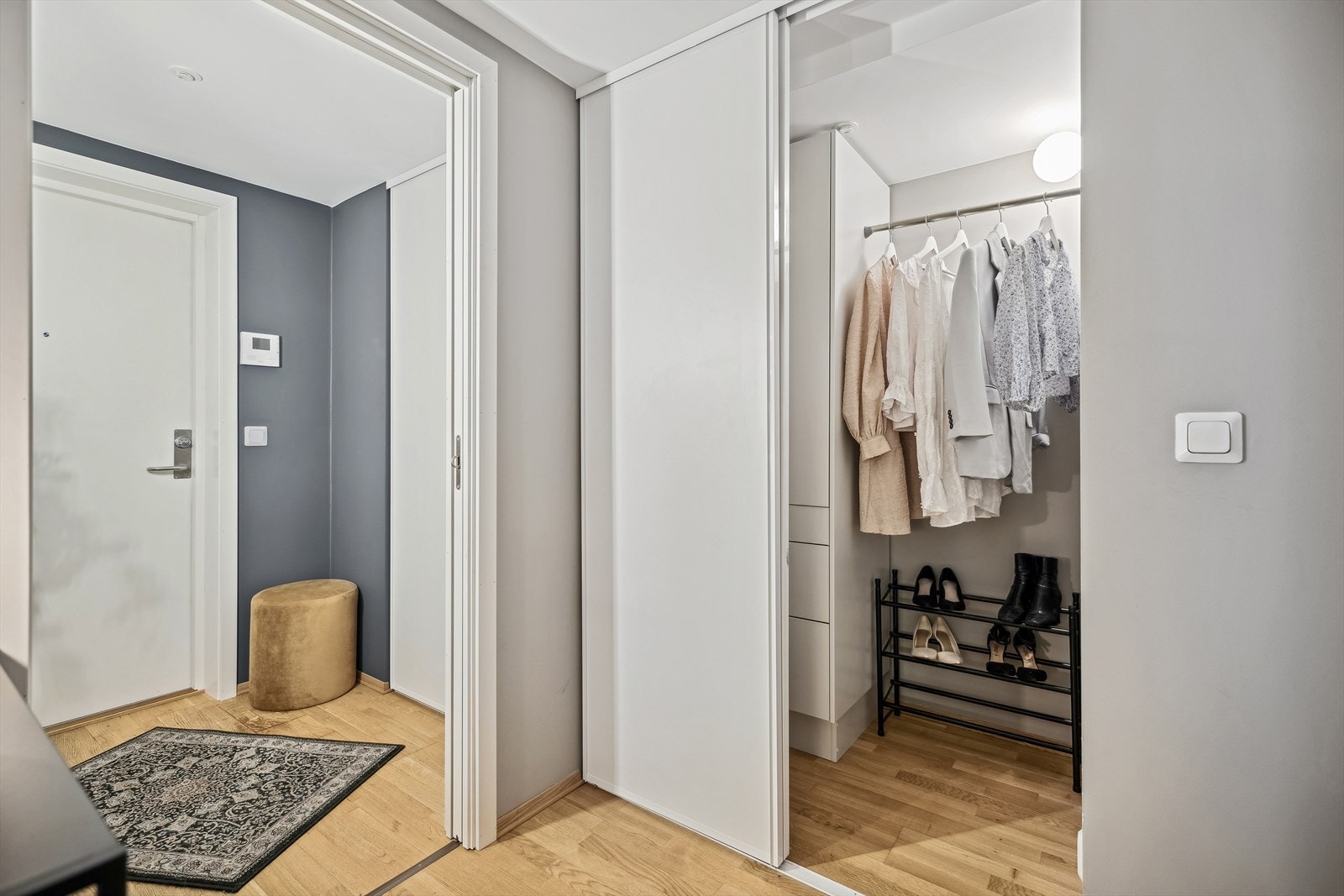 Entré med gode oppbevaringmuligheter i 2 stk. skyvedørsgarderober/Innvendig kott. Galleribilde
