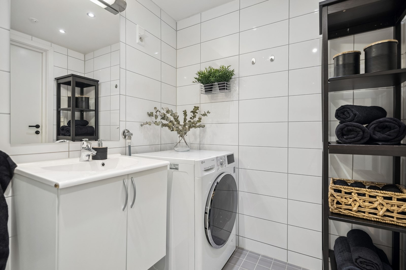 Bad/wc består av vegghengt wc, servant m/underskap, speil m/overlys og inn-/utadslående dusjdører. Galleribilde