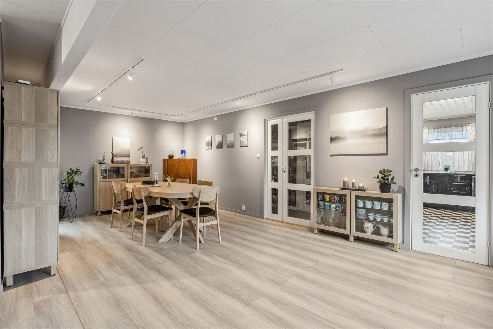 Spisestue med god plass til gjester i hyggelig lag Galleribilde