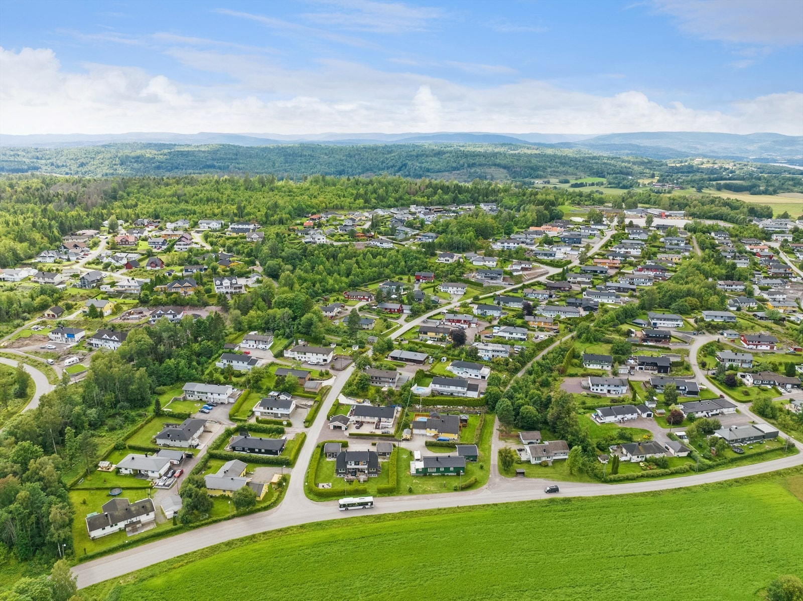Det er kort vei til skole, barnehage, idrettsanlegg og dagligvare Galleribilde