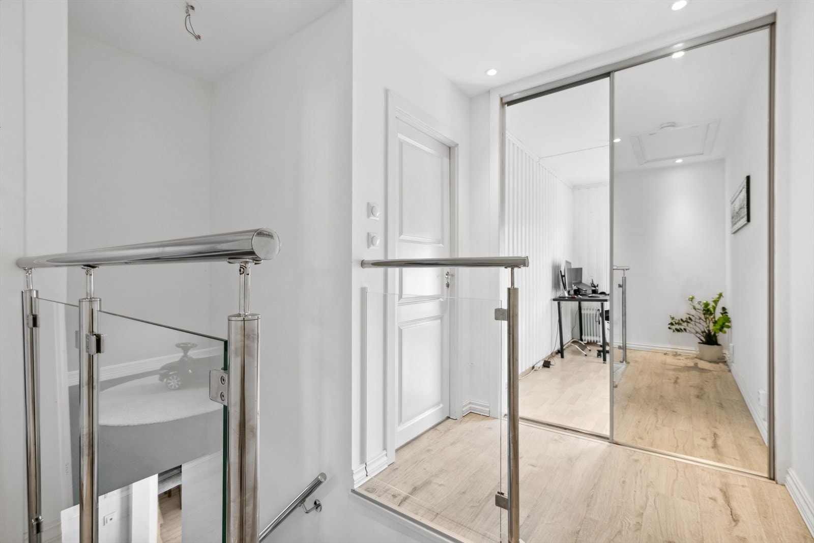 I trappeoppgangen i 2. etasje har du adkomst til asoverommene samt badet i den øvre etasjen. Galleribilde