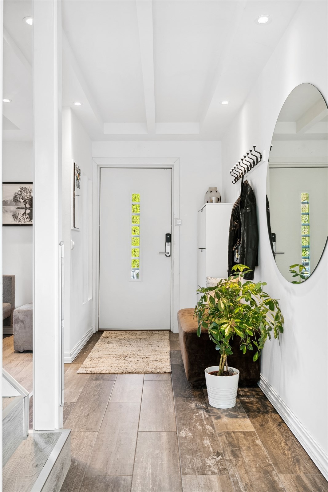 ENTRÈ | Entréen i Svellveien 22C er romslig og innbydende med god takhøyde som skaper en luftig atmosfære ved velkomsten! Her er det rikelig med plass til å henge fra seg ytterklær og parkere skoene. Galleribilde