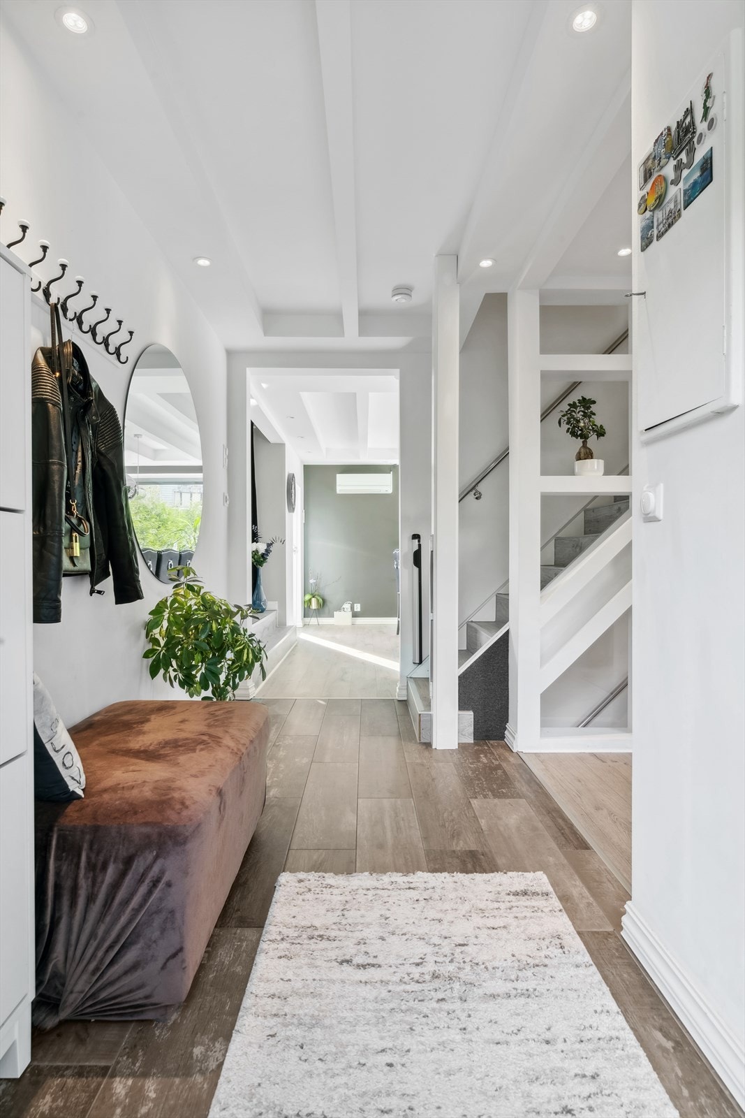 ENTRÈ | Velkommen inn! Inngangspartiet er romslig med god plass til sko og yttertøy. Galleribilde