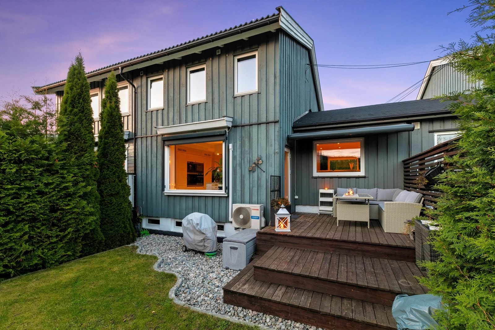 Fra stuen har du utgang til en herlig sørvendt terrasse på omtrent 15 m² med vakkert tredekke og herlige solforhold. Galleribilde