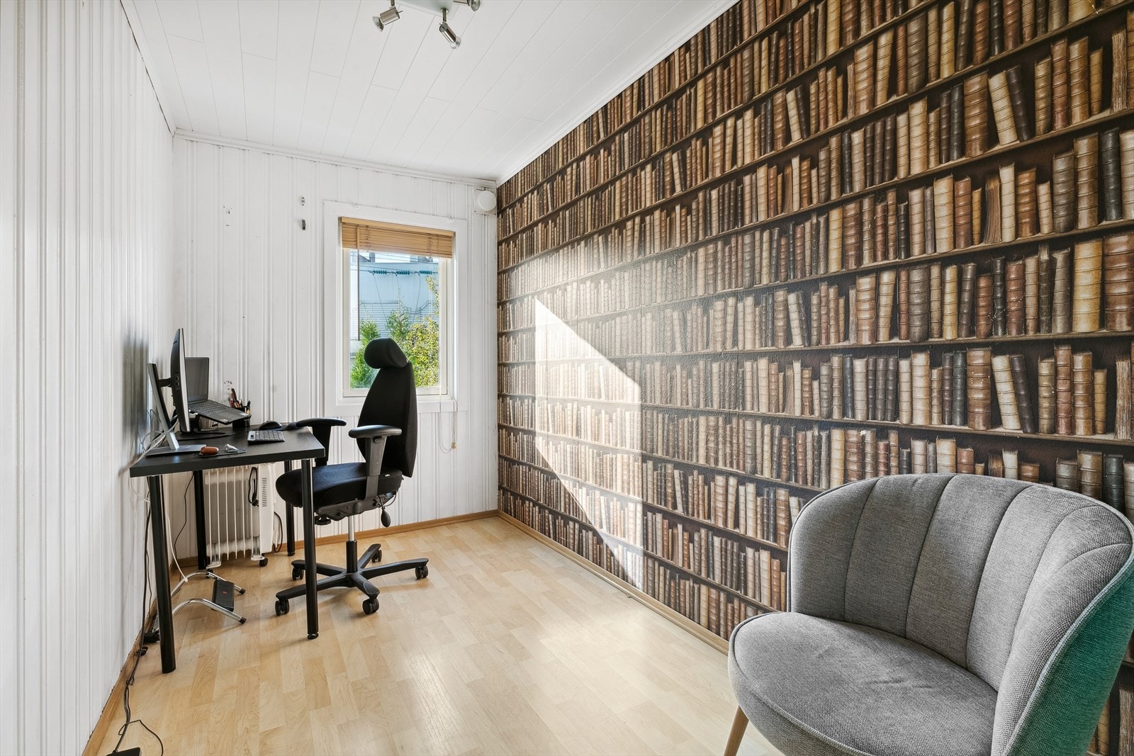SOVEROM III | Dette soverommet anvendes i dag som et kontor. Rommet er det minste av soverommene, men har god plass til seng, garderobeskap og annet ønskelig møblement. Galleribilde