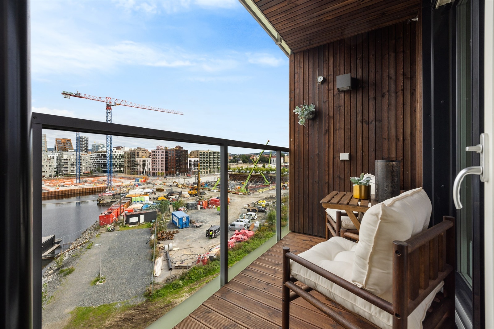 Balkong med utgang fra spisestue/kjøkken og utsikt nord mot Bjørvika Galleribilde