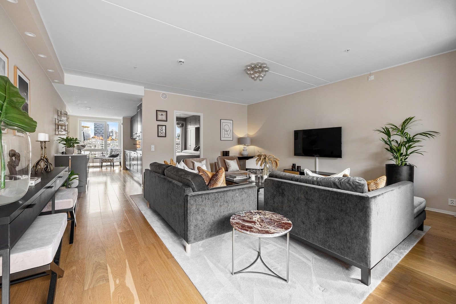 Stor stue med ulike møbleringsmuligehter Galleribilde