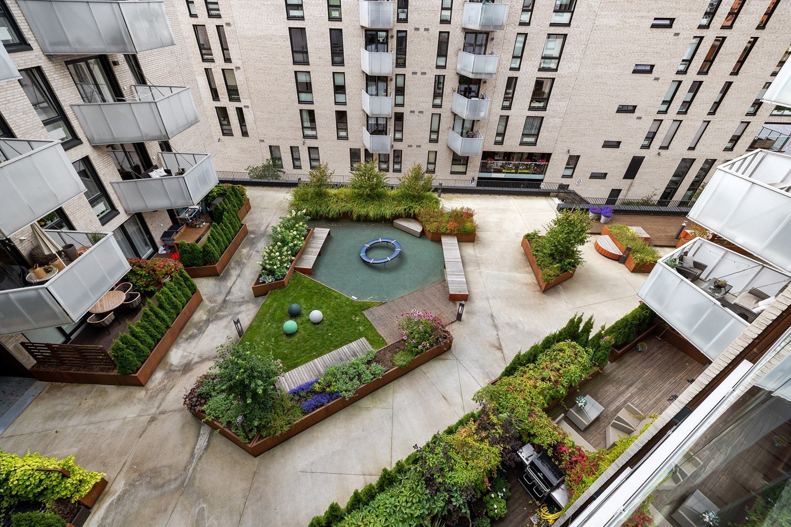 Balkong fra stuen vender ut mot hyggelig atrium Galleribilde