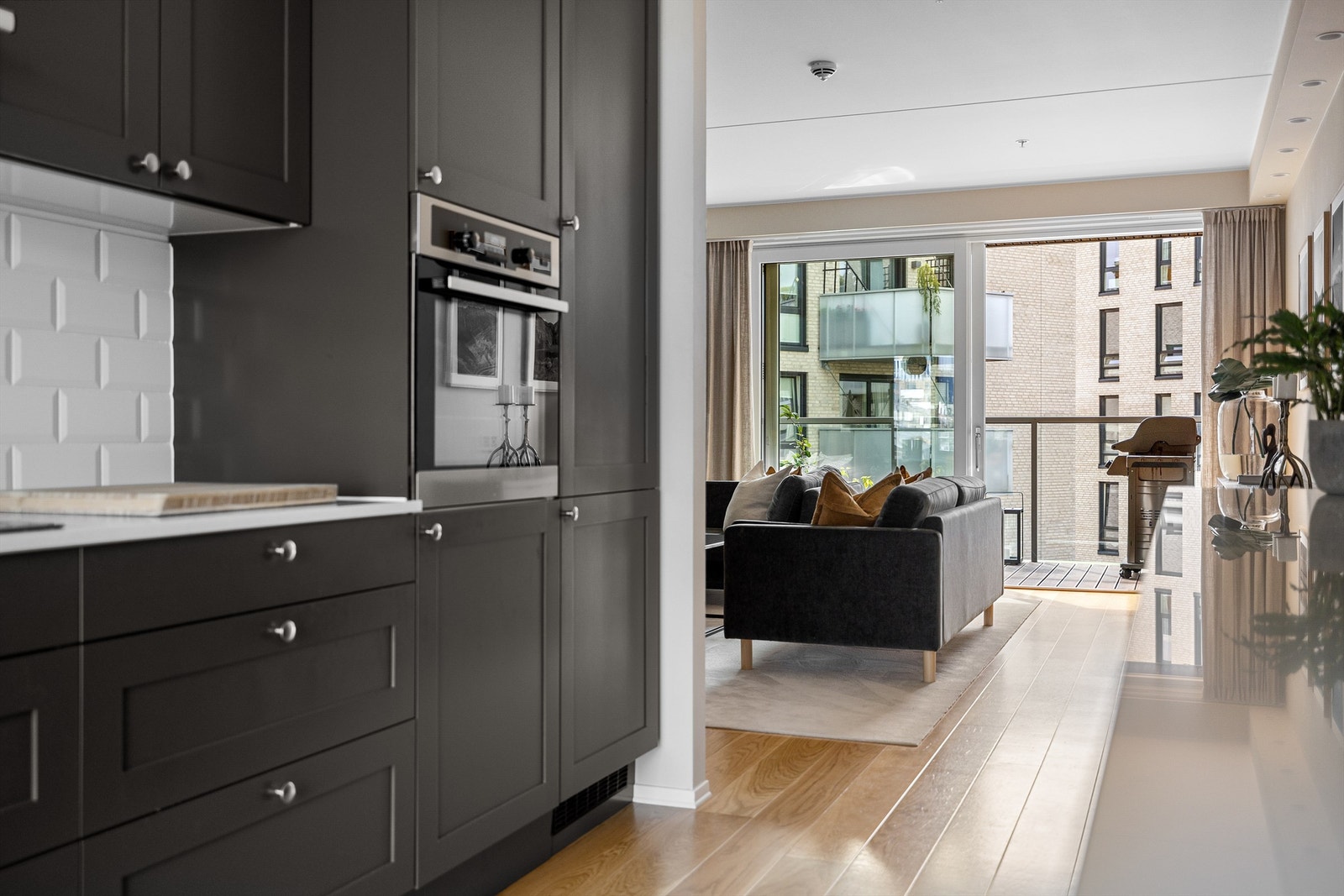 Stuen sett fra kjøkkenet Galleribilde