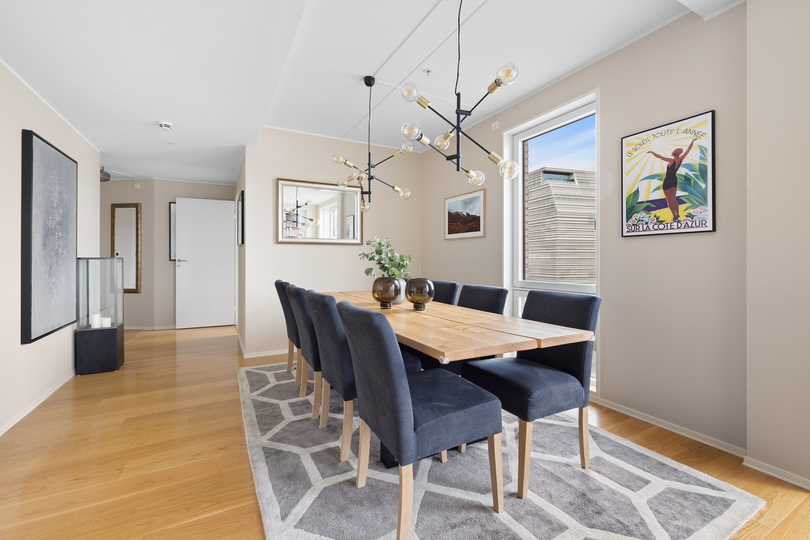 Spisestue i forbindelse med kjøkkenet Galleribilde