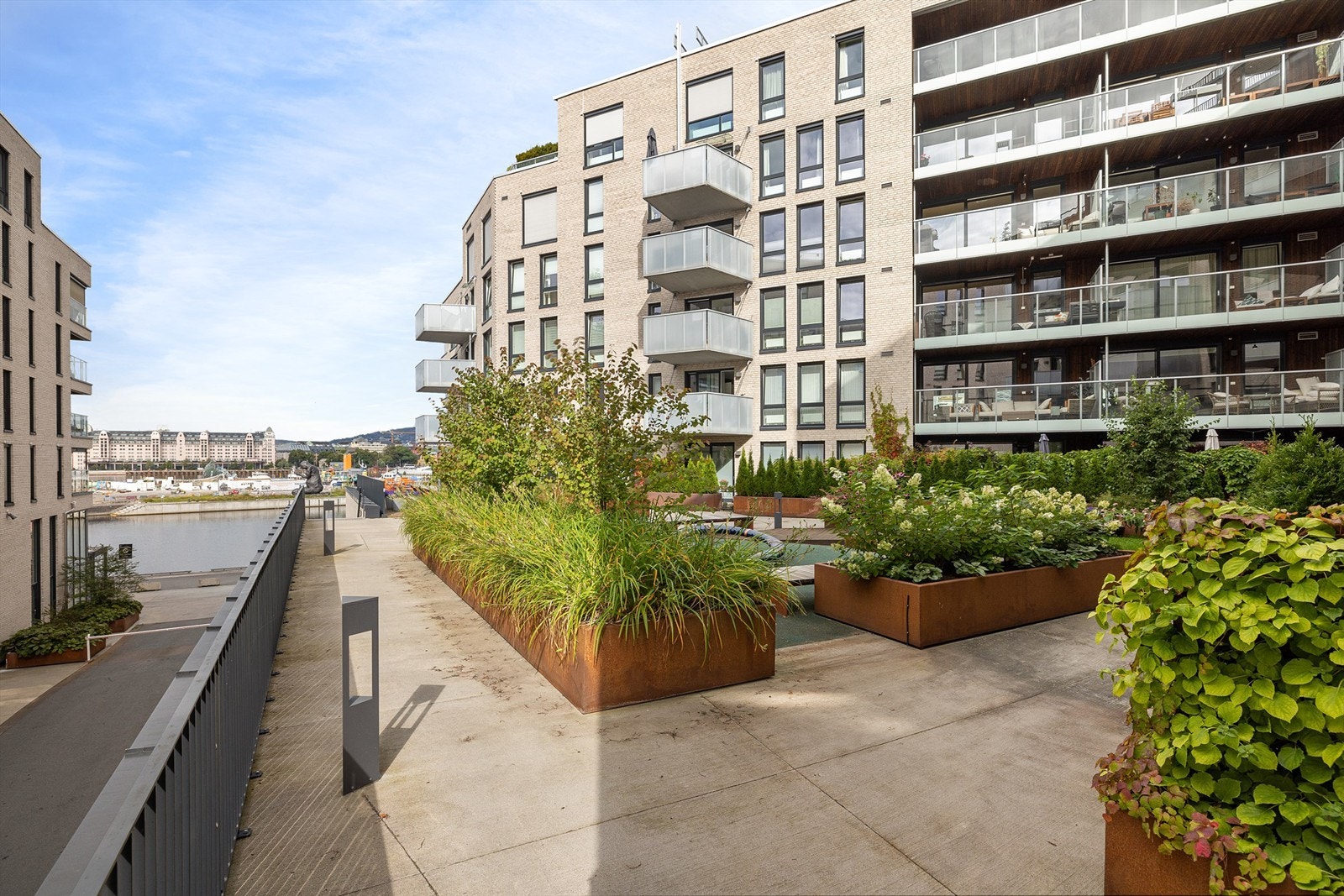 Fasade m/inngangsparti Galleribilde