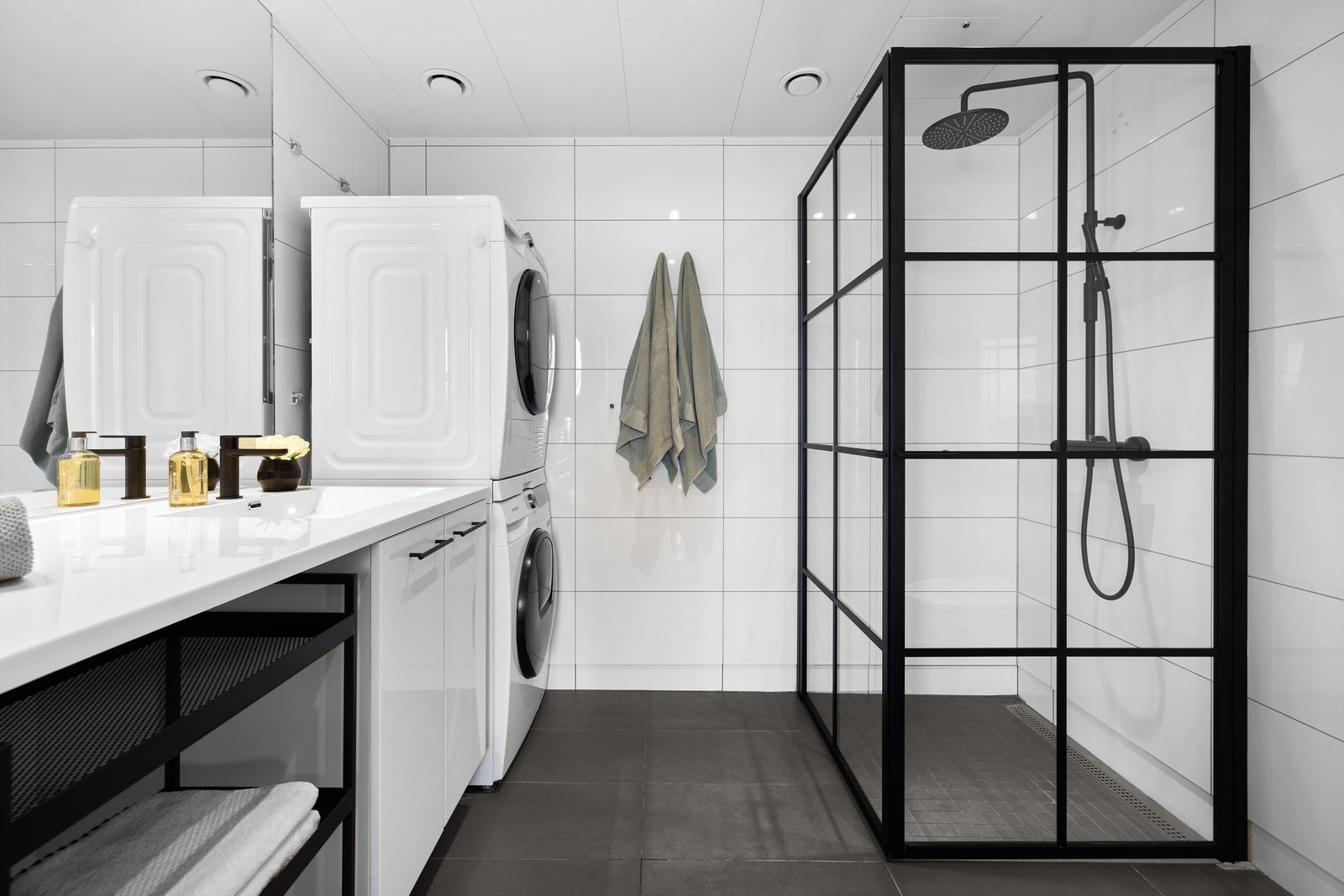 Bad m/dusj, wc og opplegg for vaskemaskin og tørketrommel Galleribilde