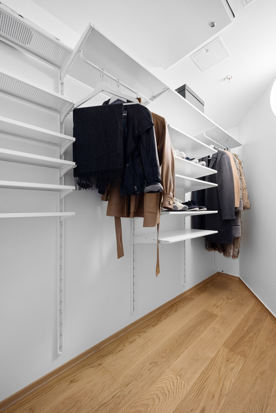 Garderobe i forbindelse med entre Galleribilde