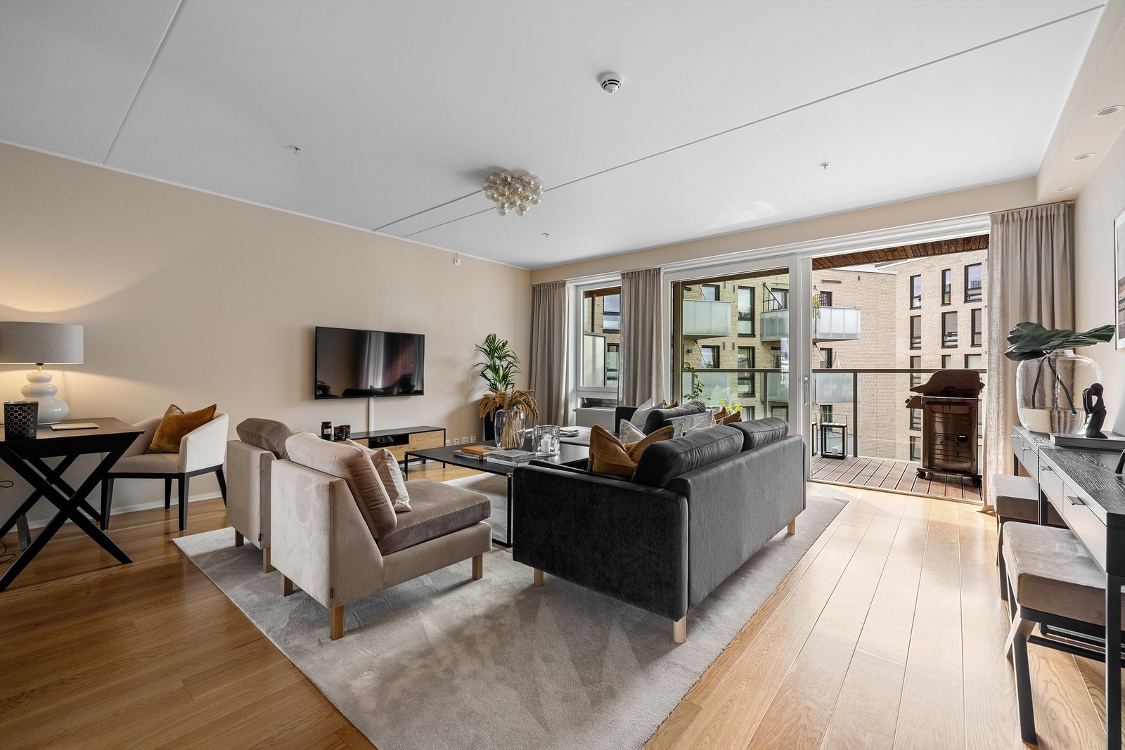 Romslig stue med utgang balkong Galleribilde