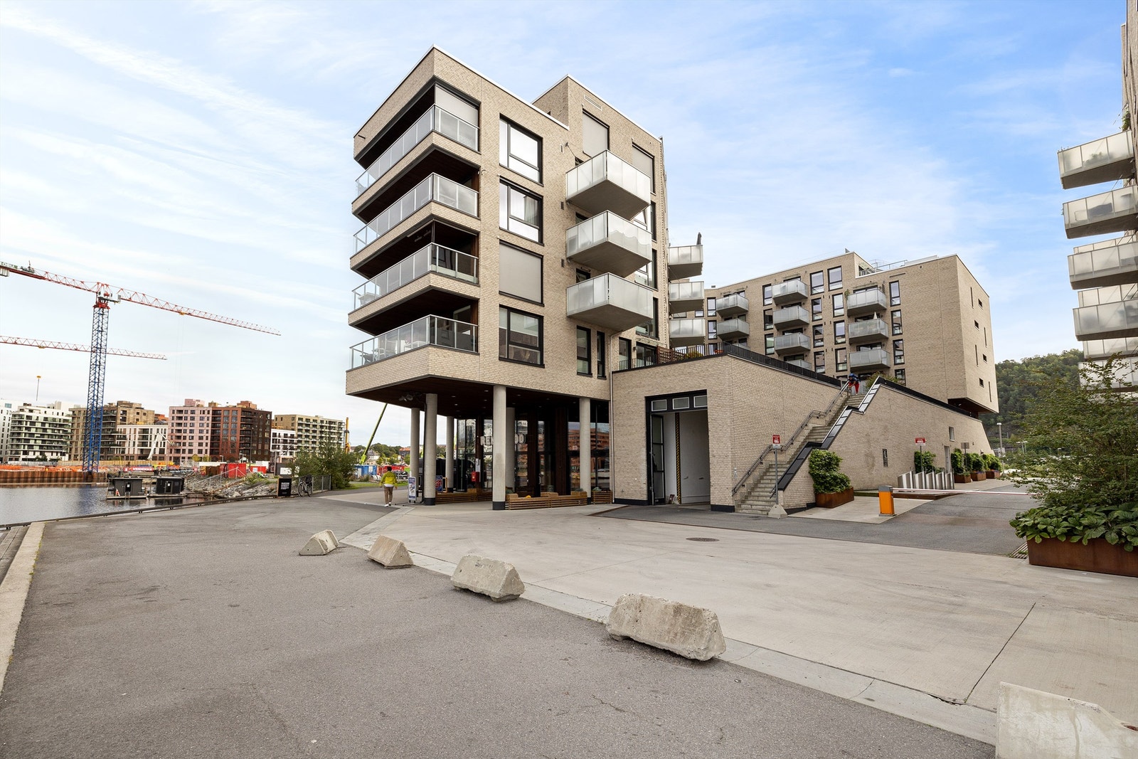 Andre siden av bygget m/inngang til REMA 1000 Galleribilde