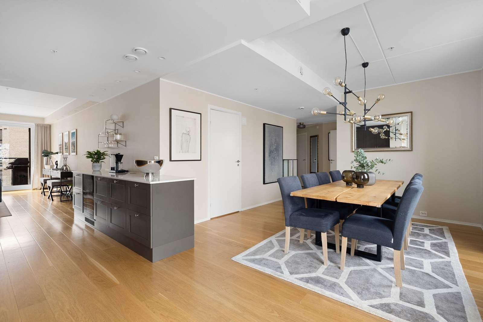 Kjøkken og spisestue fra ny vinkel Galleribilde