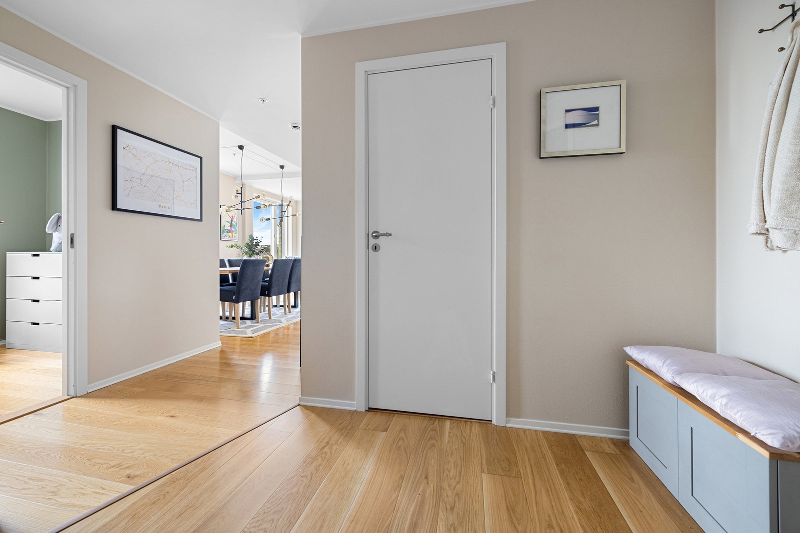 Entre med garderobe Galleribilde