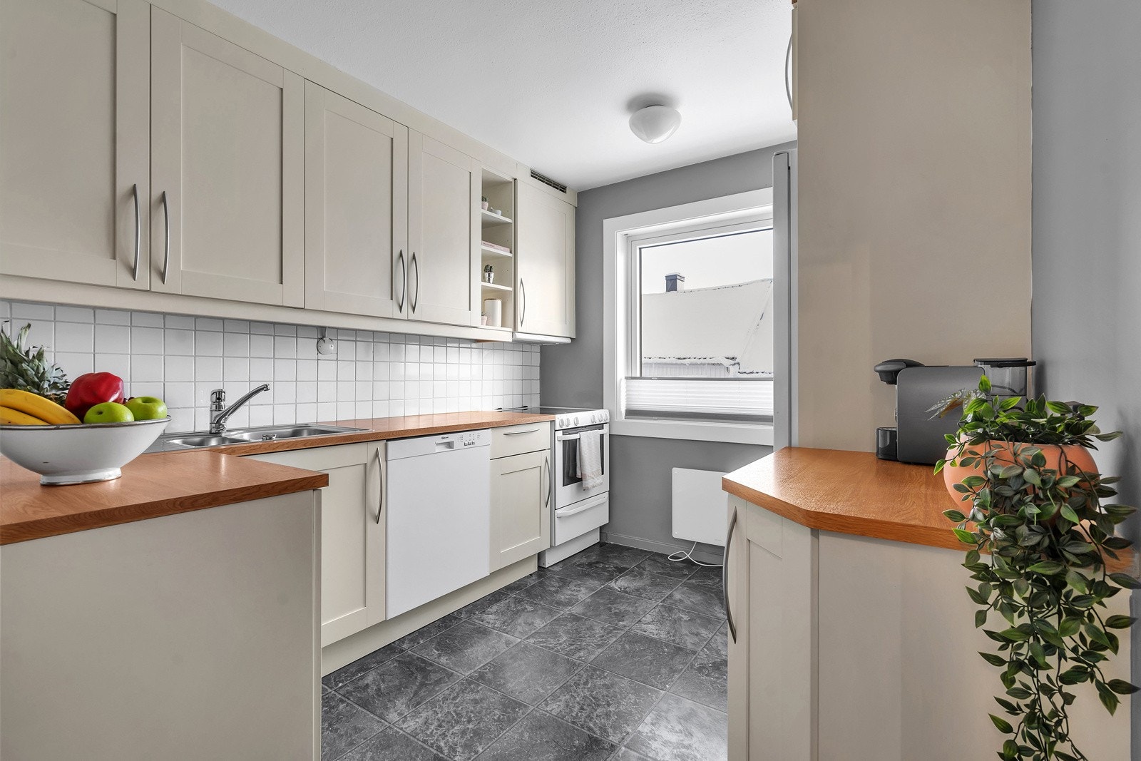 Flott kjøkken med god benk- og skapplass Galleribilde