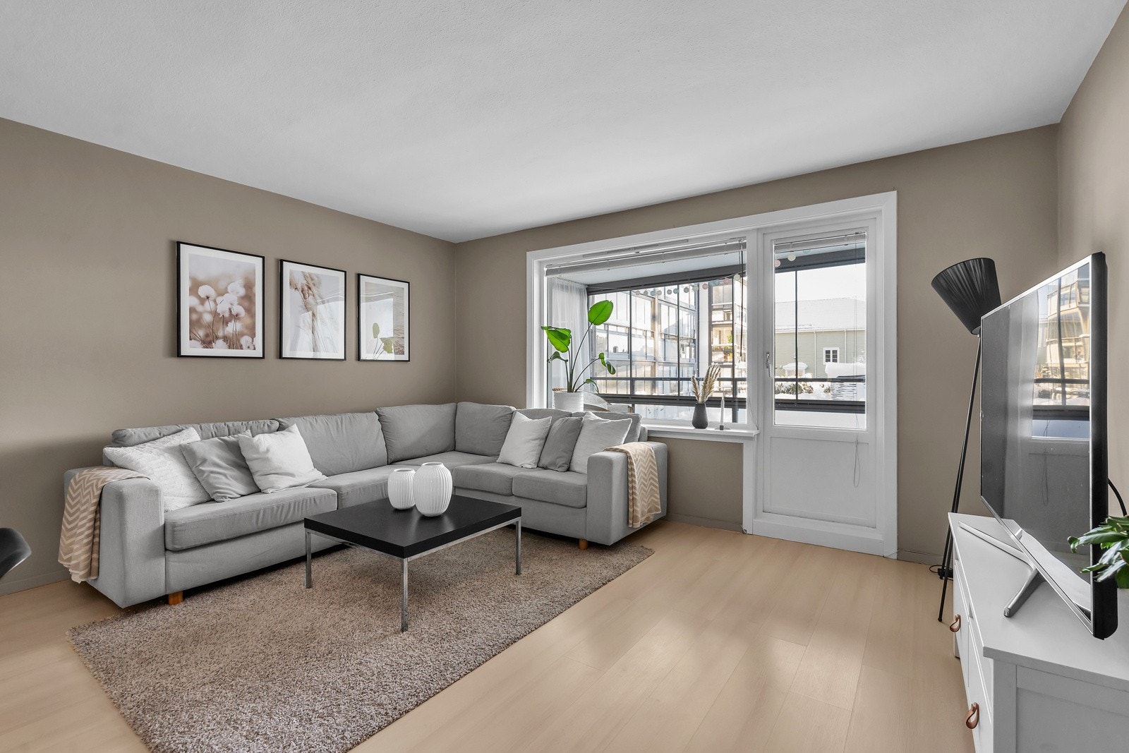 Det er store vindusflater som slipper inn rikelig med naturlig lys Galleribilde