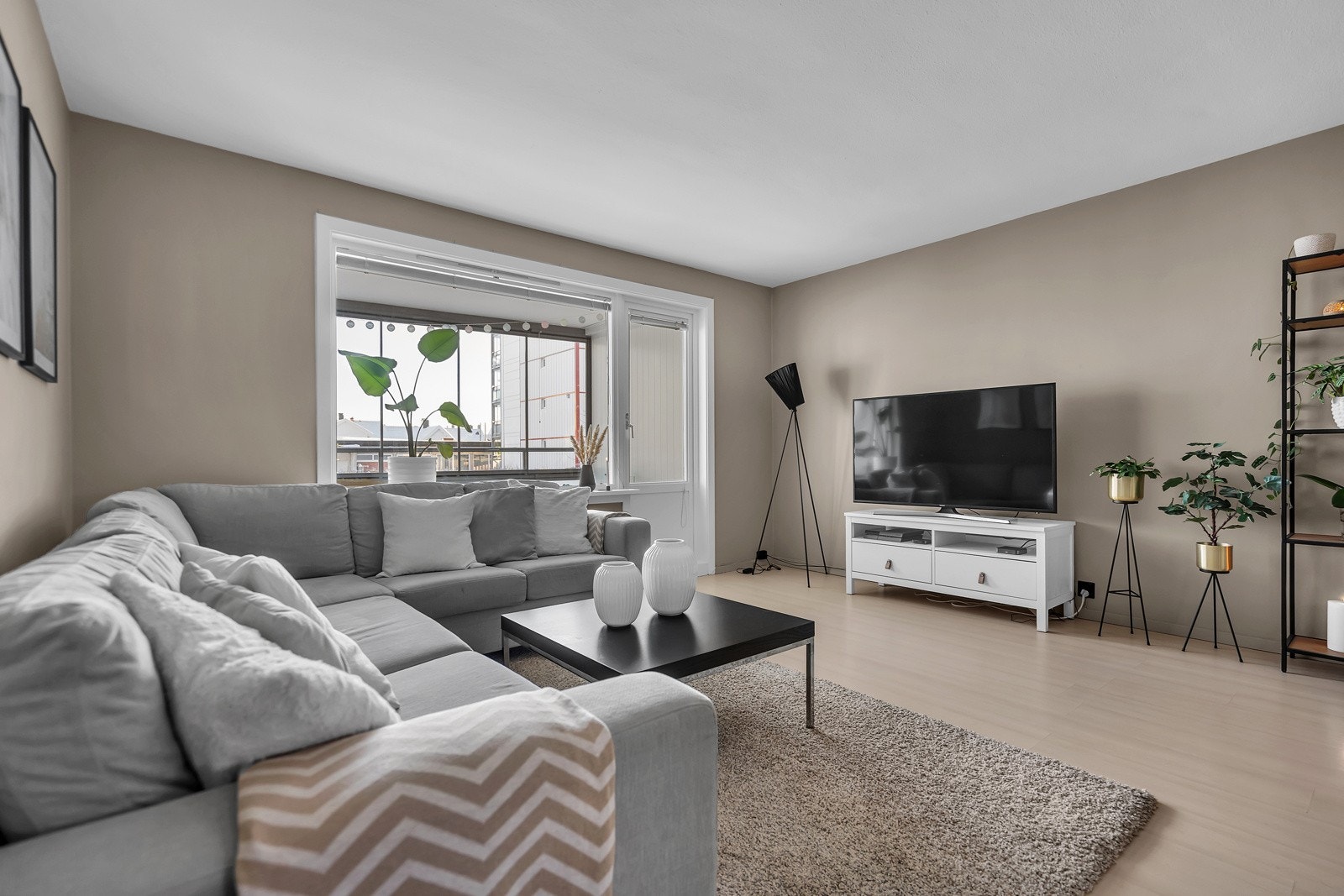 God plass til sofagruppe med TV-seksjon Galleribilde