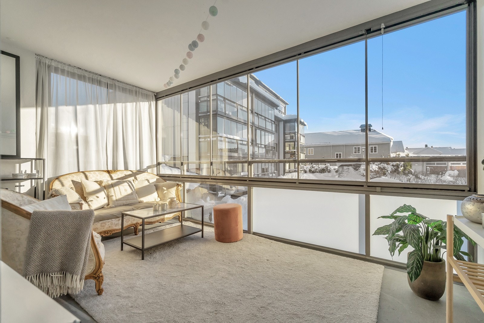 Fra stuen kommer man ut til en innglasset balkong Galleribilde