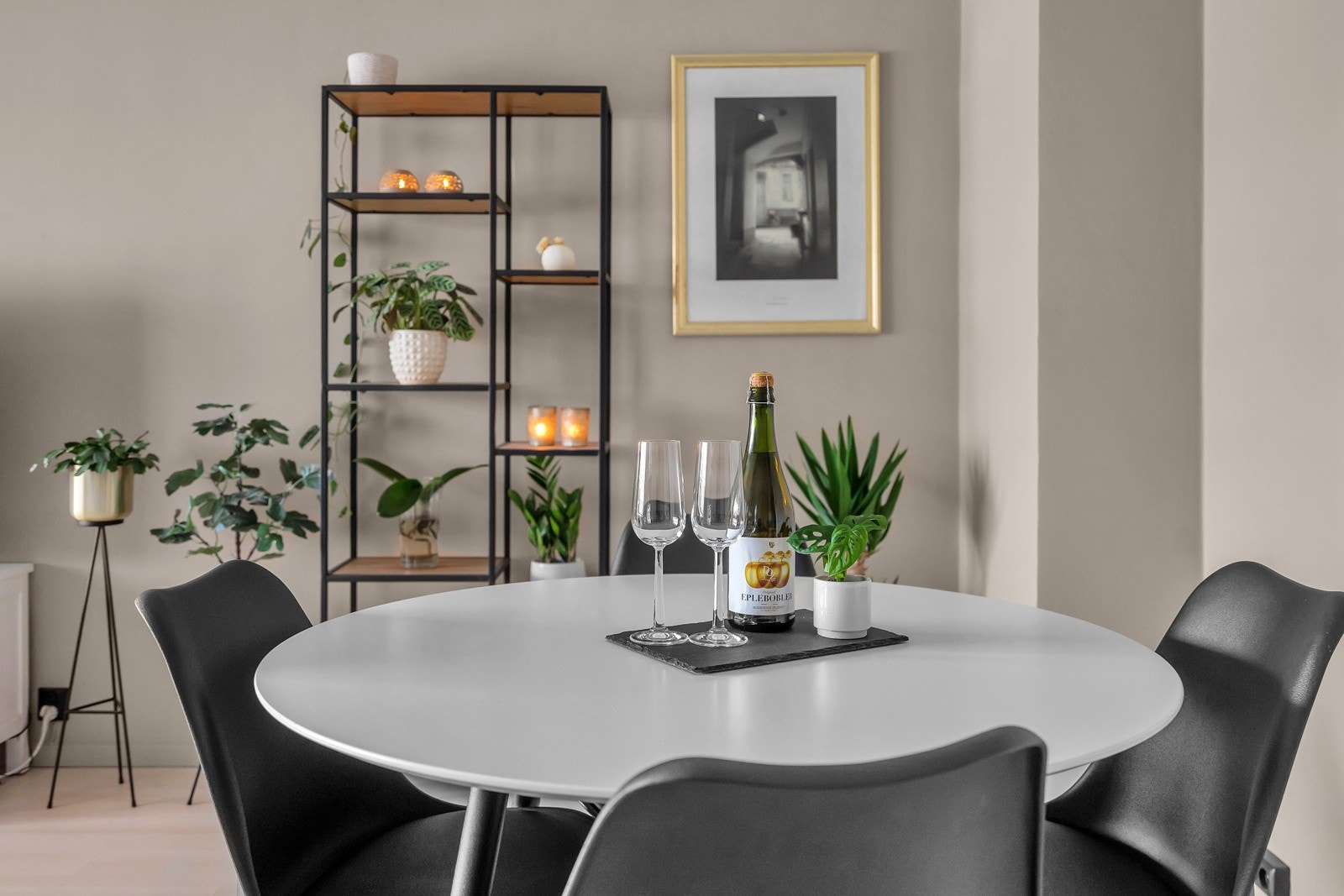 I stuen er det plass til en hyggelig spiseplass Galleribilde