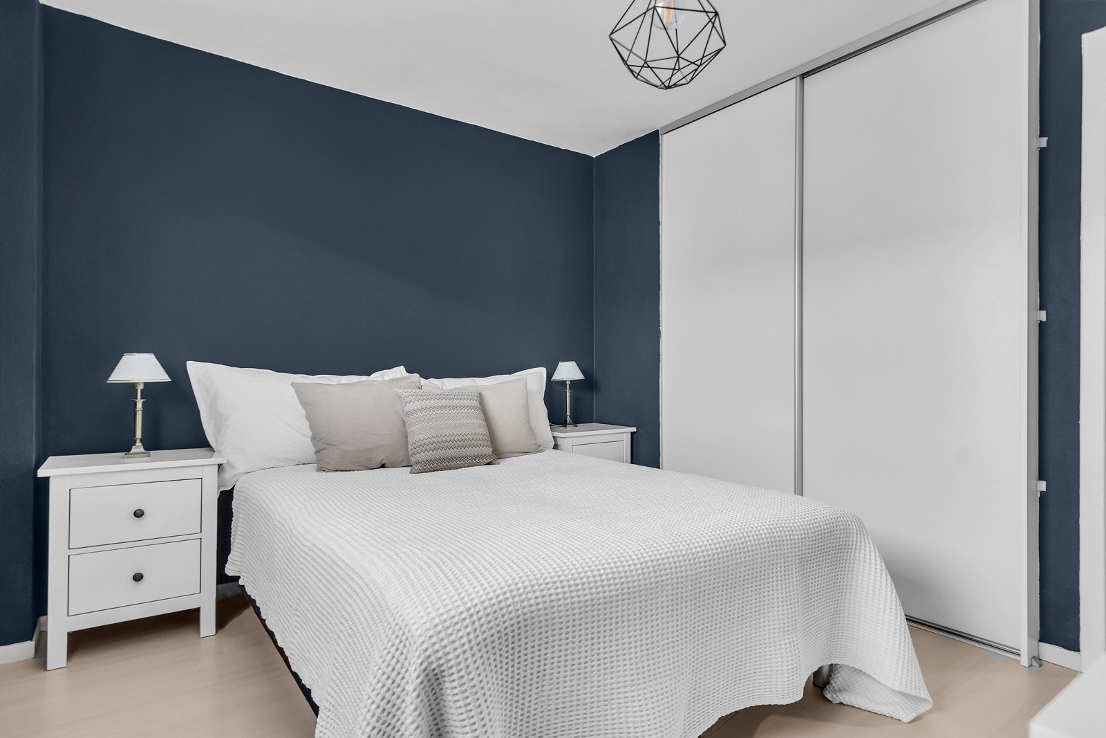 Skyvedørsgarderobe med god plass til oppbevaring av klær Galleribilde