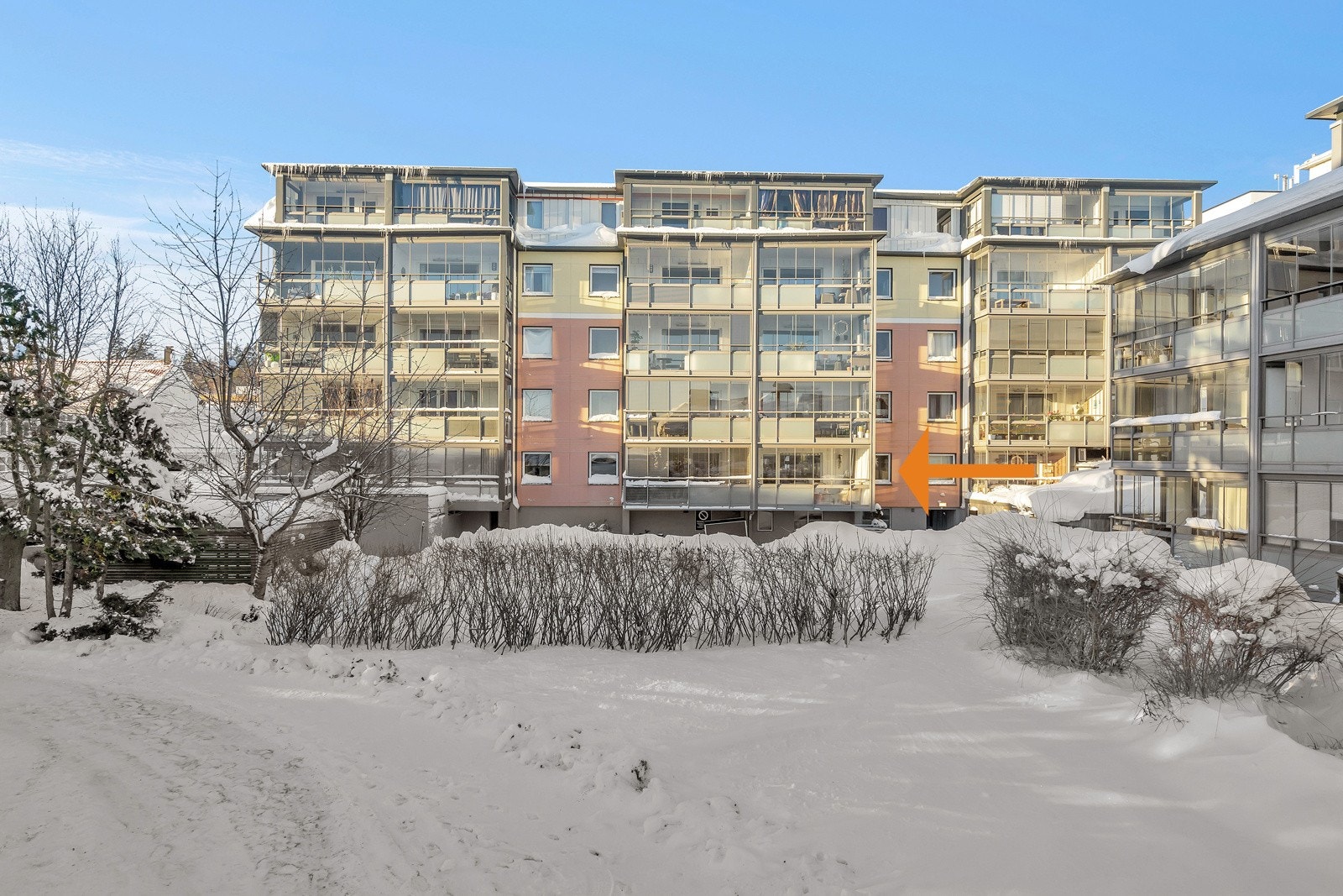 Leiligheten ligger i en høy 1. etasje med balkong mot bakgård Galleribilde