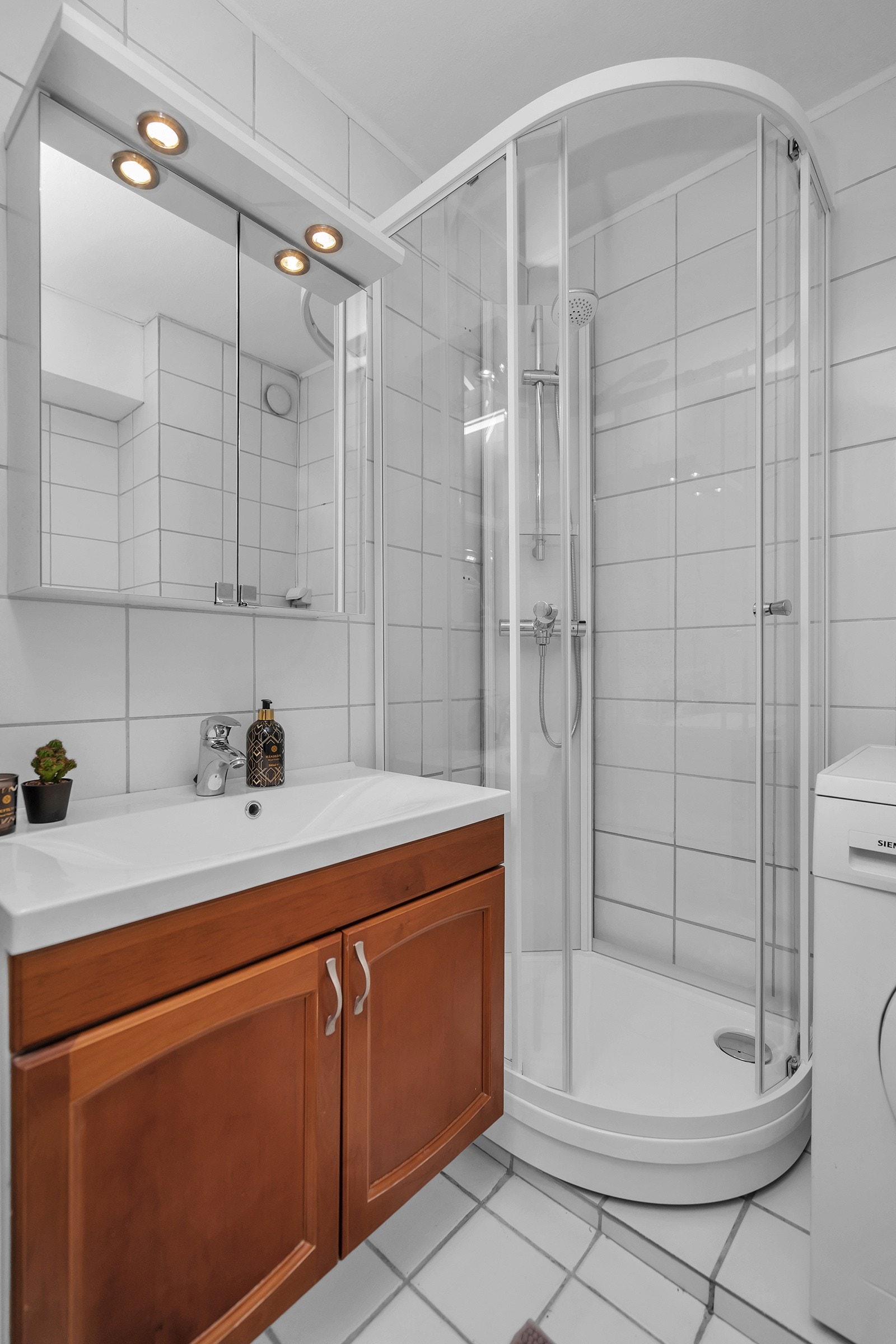 Servant med innredning og speilskap Galleribilde