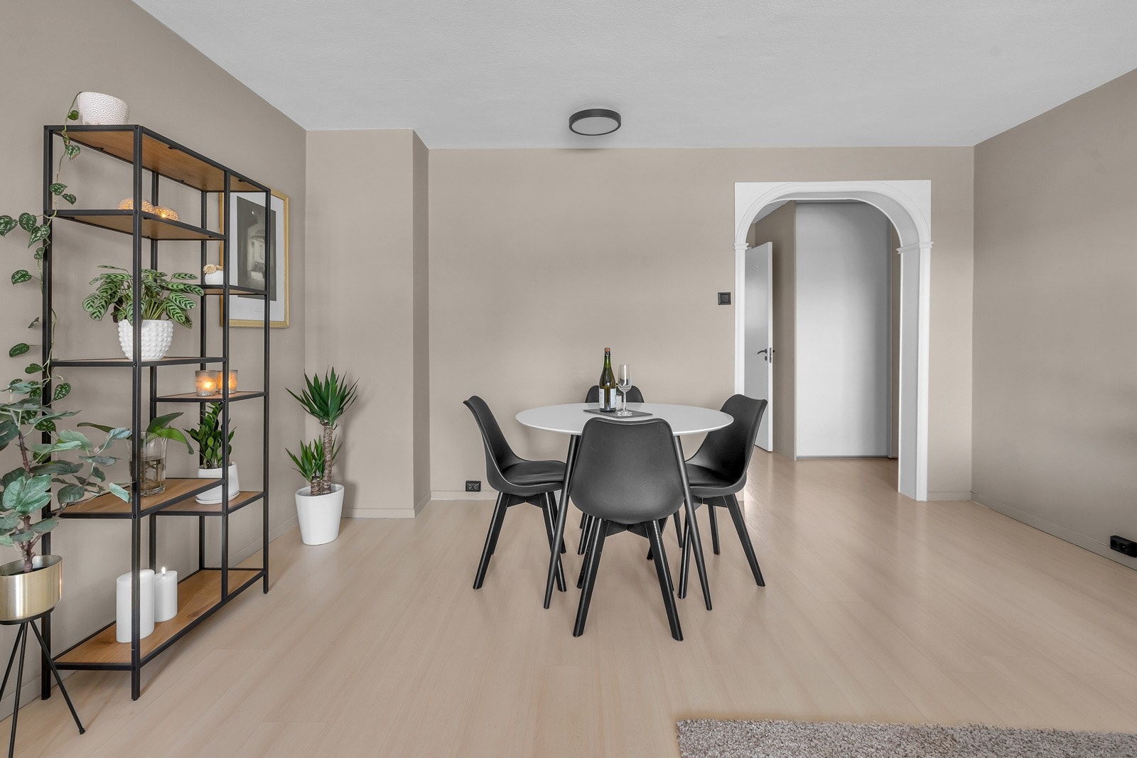 Romslig stue malt i delikate farger Galleribilde